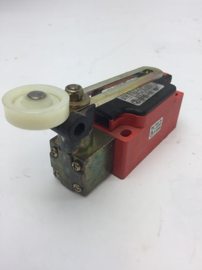 ALLEN BRADLEY 802S-C33P2-S7 LIMIT SWITCH 300V 10A SERIES A