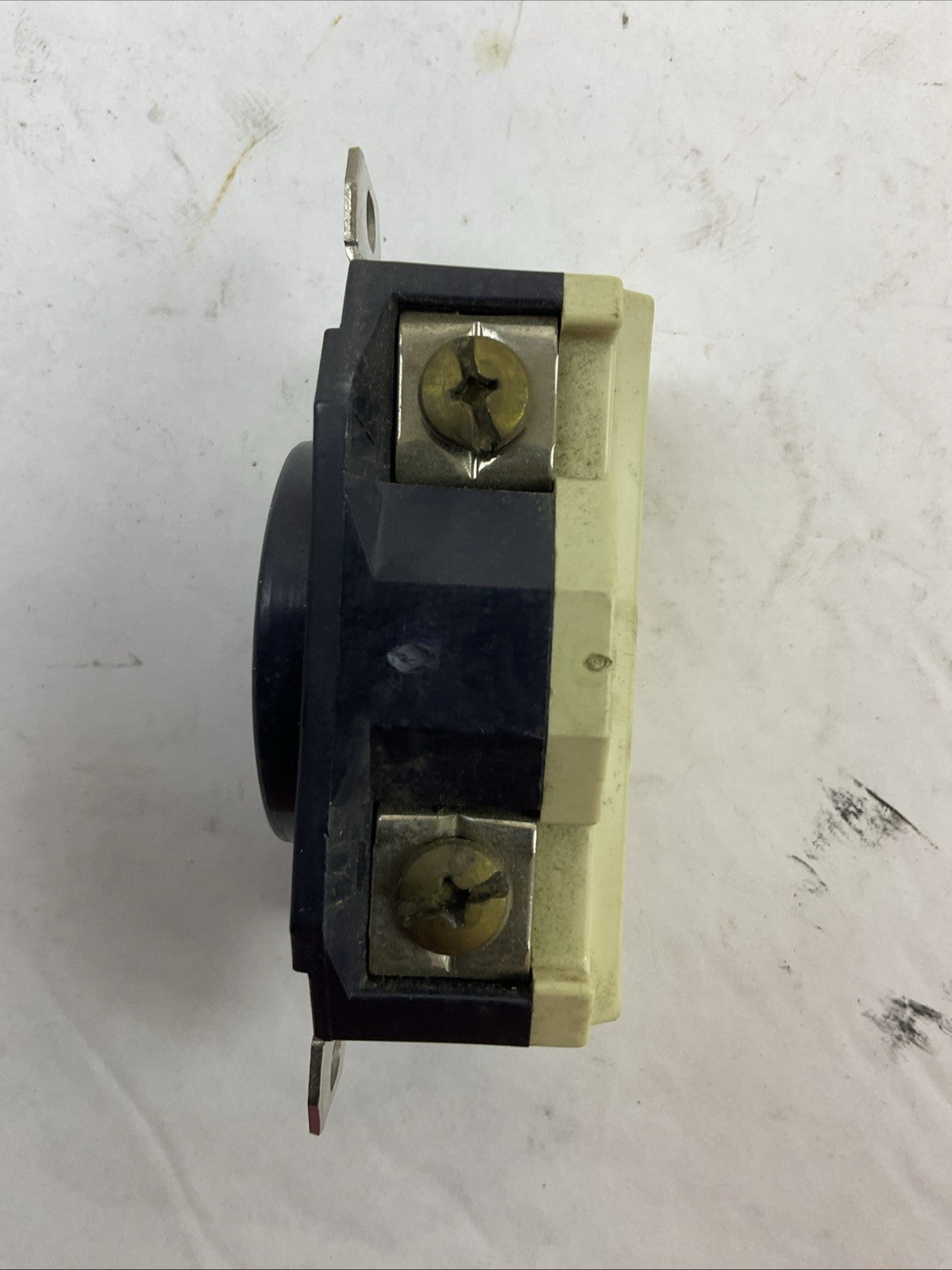 LEVITON L16-20 20A 480V RECEPTACLE