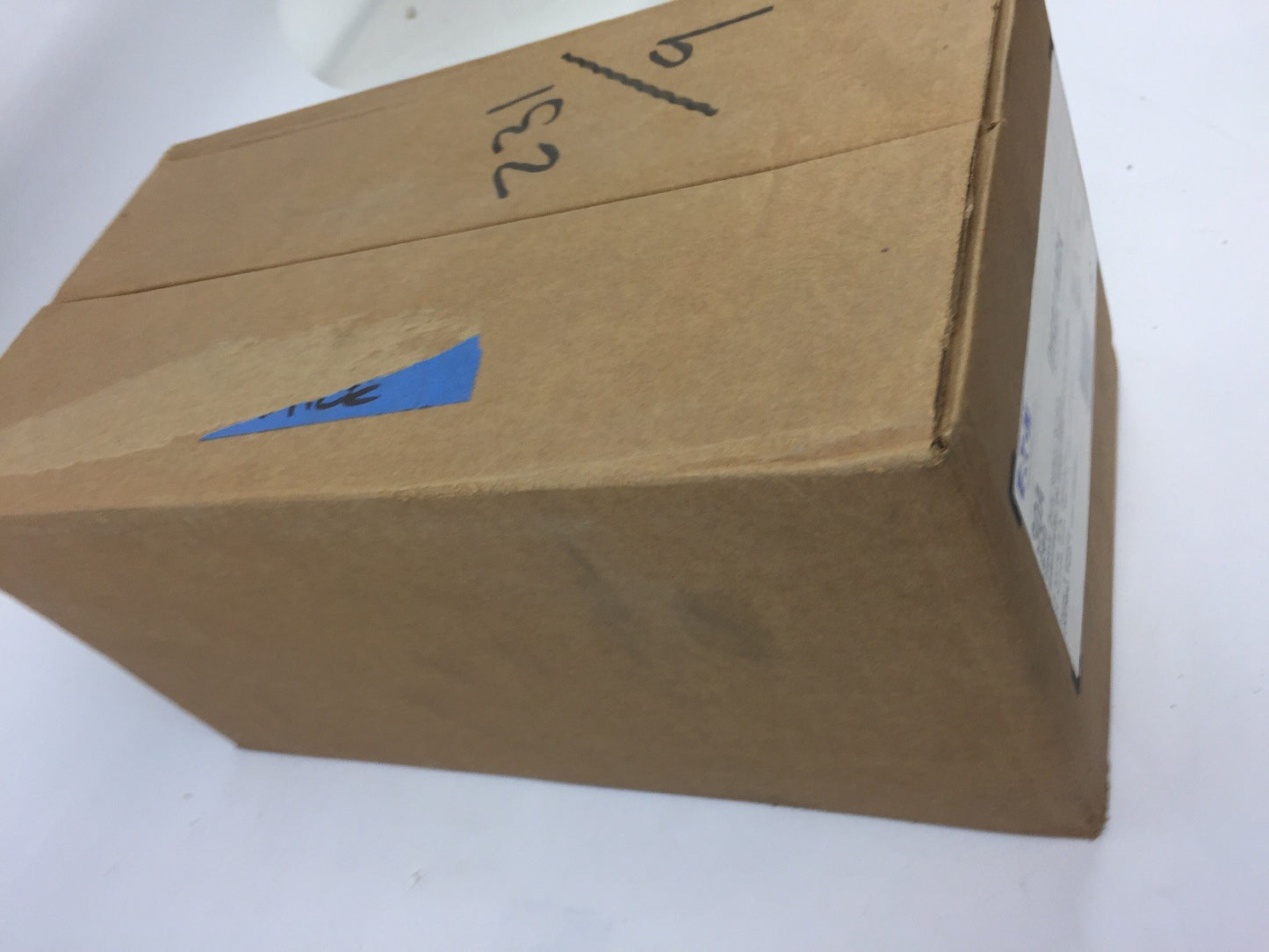 EATON DH221NGK HEAVY DUTY SAFETY SWITCH 3 WIRE S/N FUSIBLE 30 AMP 240 VOLT