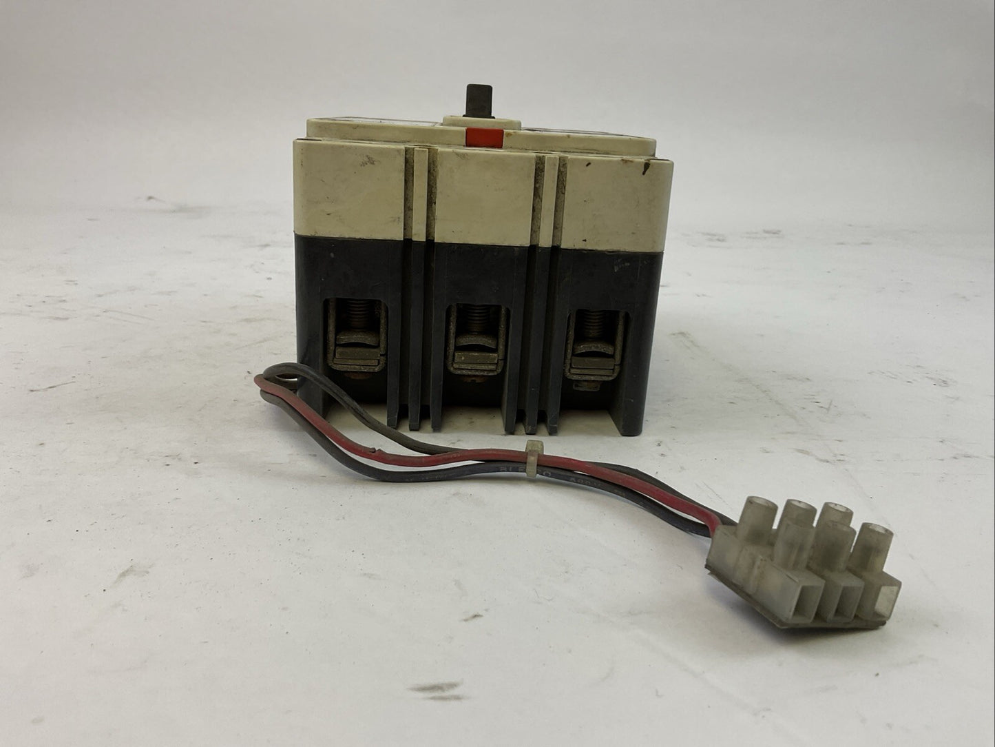 CUTLER HAMMER HMCP030H1CA02 CIRCUIT BREAKER 30A 600VAC 3P A1XILB AUX SWITCH