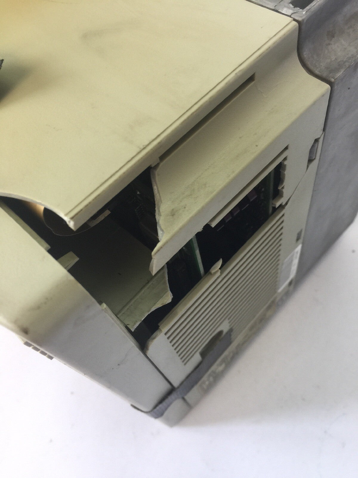 ALLEN BRADLEY 1305-BA06A AC DRIVE INPUT 380-460V 5.8A OUTPUT 380-460V 6.0A 3HP