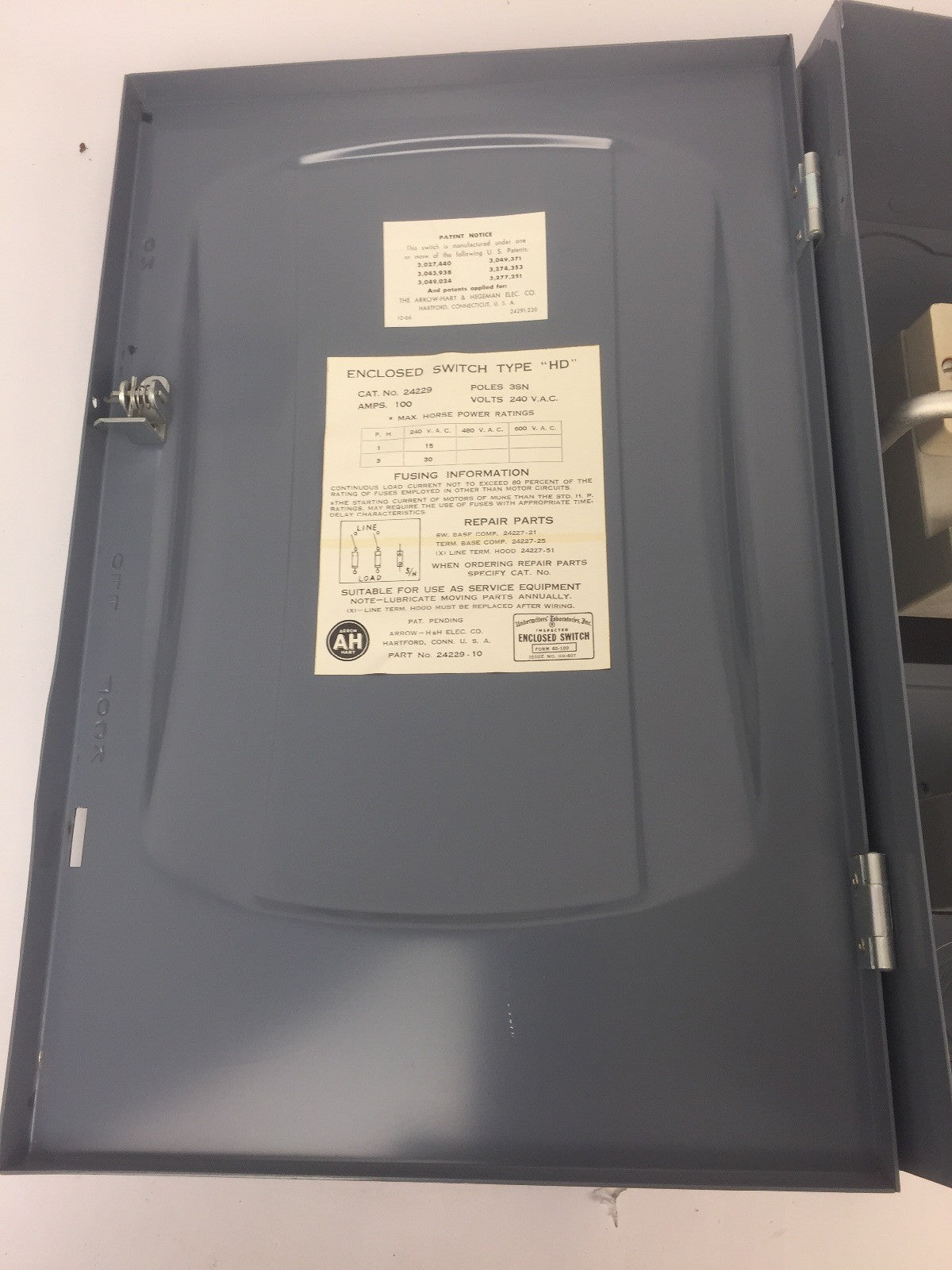 ARROW HART 24229 FUSIBLE HD SWITCH 3SN POLES 100AMP 240VAC 15HP NEMA 1 ENCLOSURE