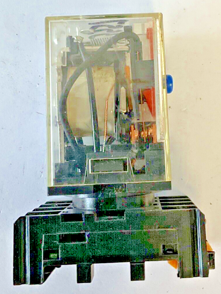OMRON MK2PN-S RELAY 10A   W/YOUNG NDS 8 BASE 300V 10A** LOTOF2**
