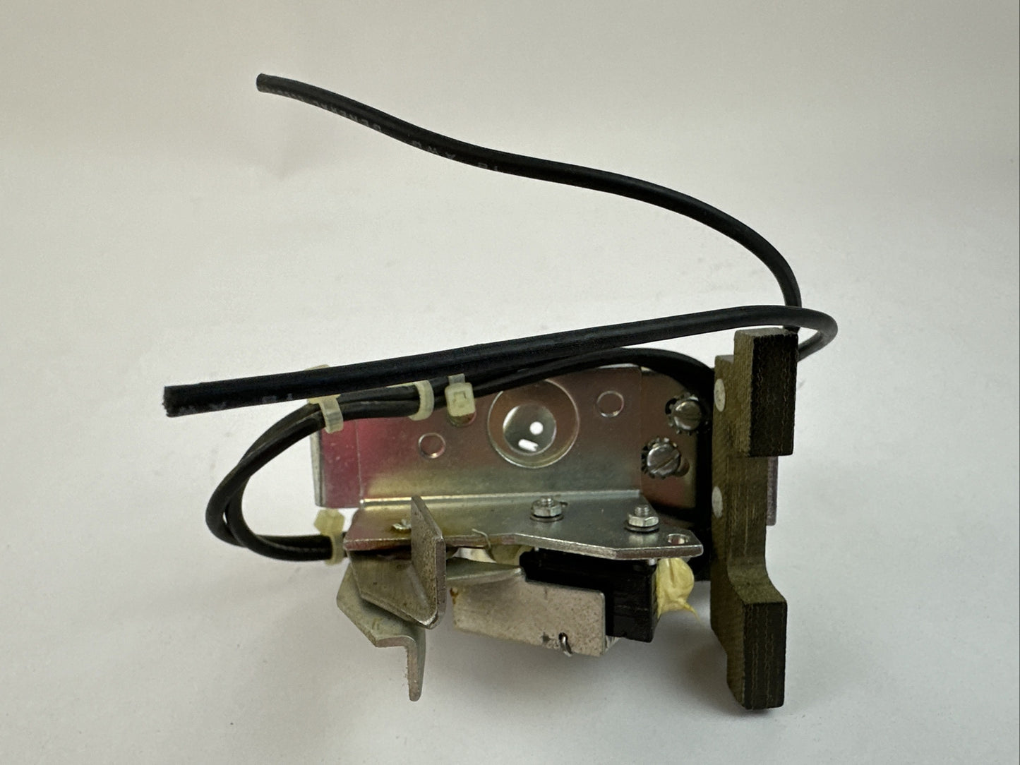 GE TKMASTA8 SHUNT TRIP 24VDC