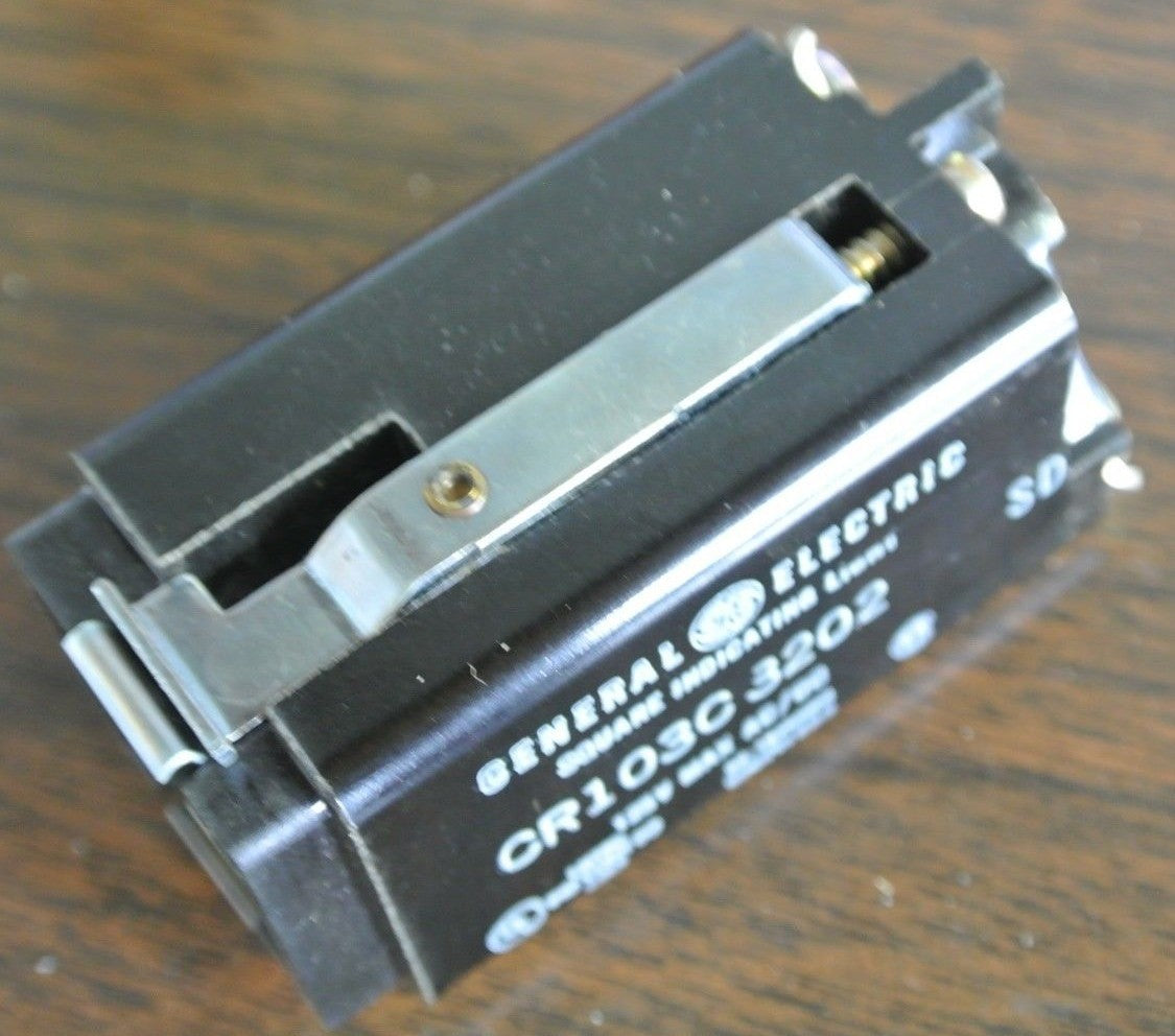 GE CR103C3202 - SQUARE INDICATING LIGHT - RED LENS - 125V AC/DC - NEW SURPLUS