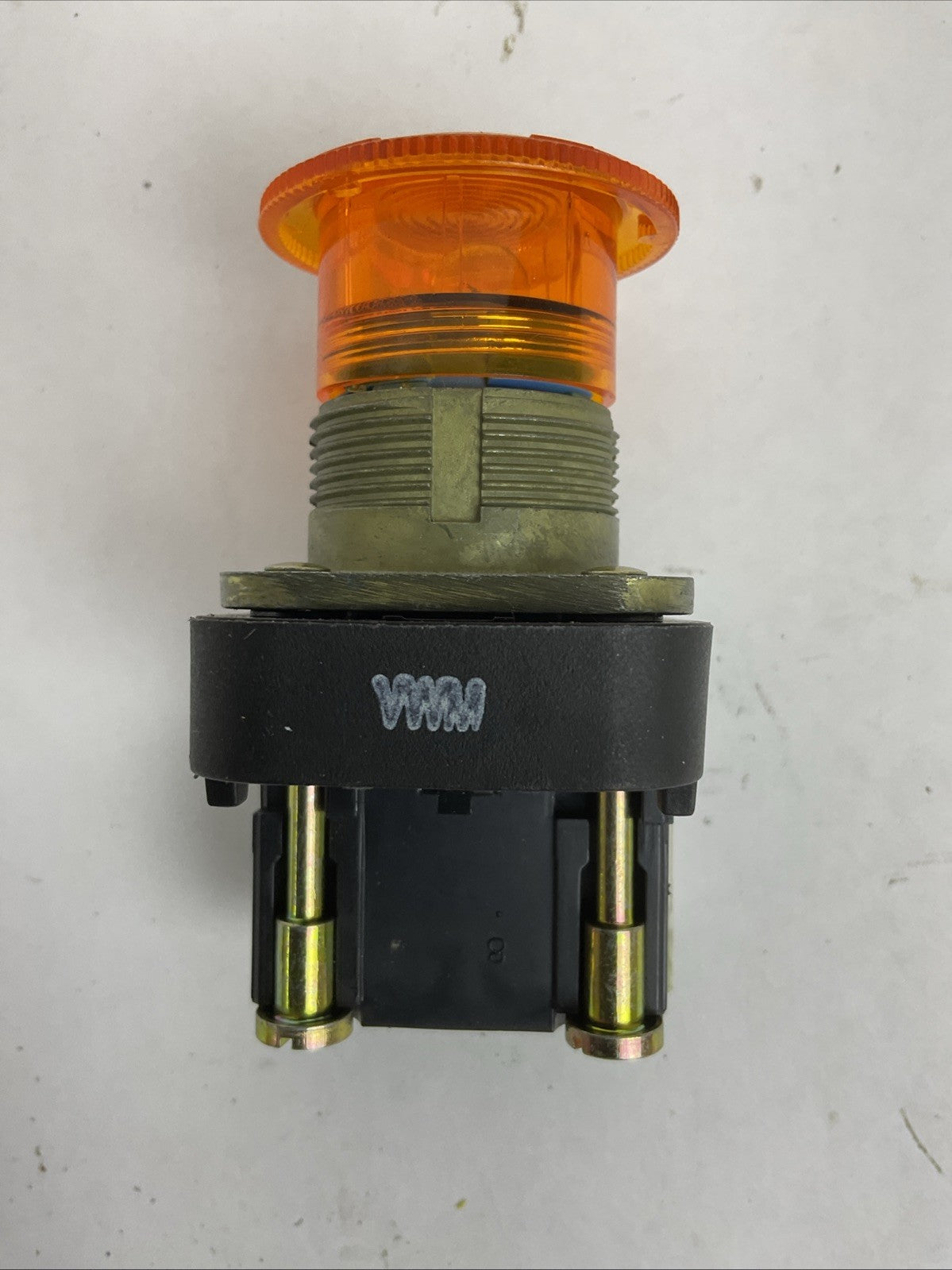 ALLEN BRADLEY 800T-FXTQ12A SER T 12V AMBER CAP 2 POSITION TWIST-RELEASE PUSHBUTT
