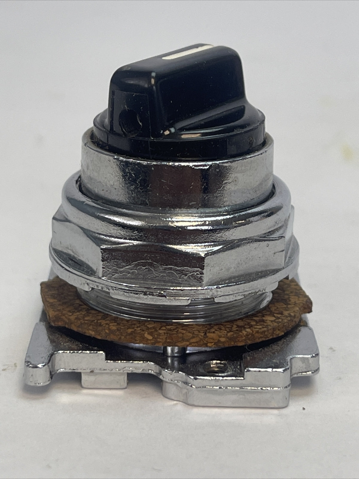 CUTLER HAMMER 10250T3032 SELECTOR SWITCH 3 POS. SPR. RET. NEMA 4-13 LEVER VERT