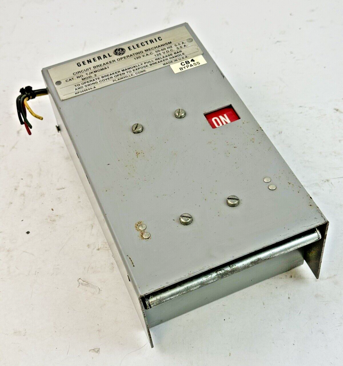 GE - TJKMOMA1 MOD. 2 - CIRCUIT BREAKER OPERATING MECHANISM - 120 VAC, 5.5 A