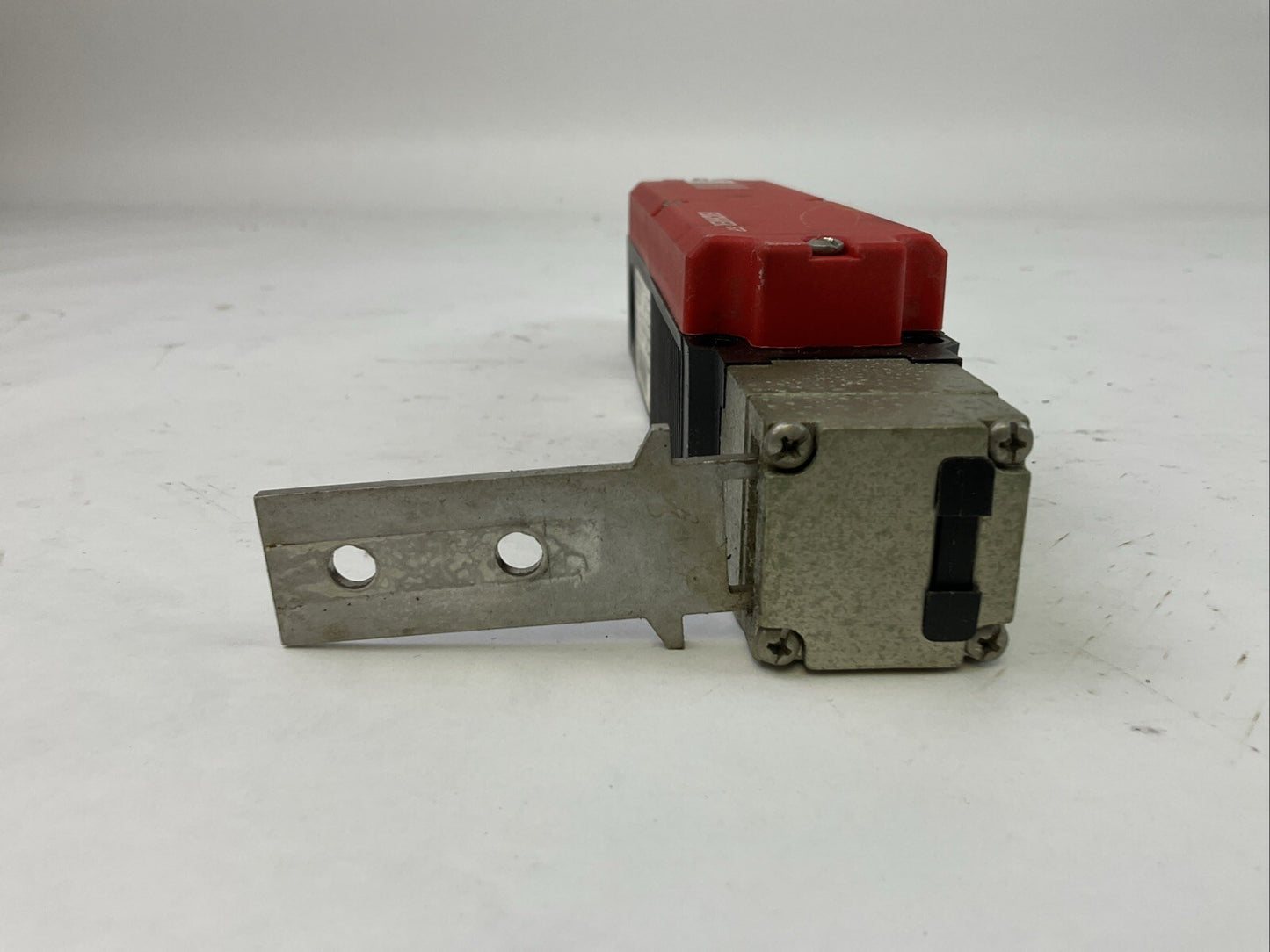 EUCHNER STP3A-4131A024-10C-DCX SAFETY SWITCH AC-15 4A 50V DC-13 4A 24V