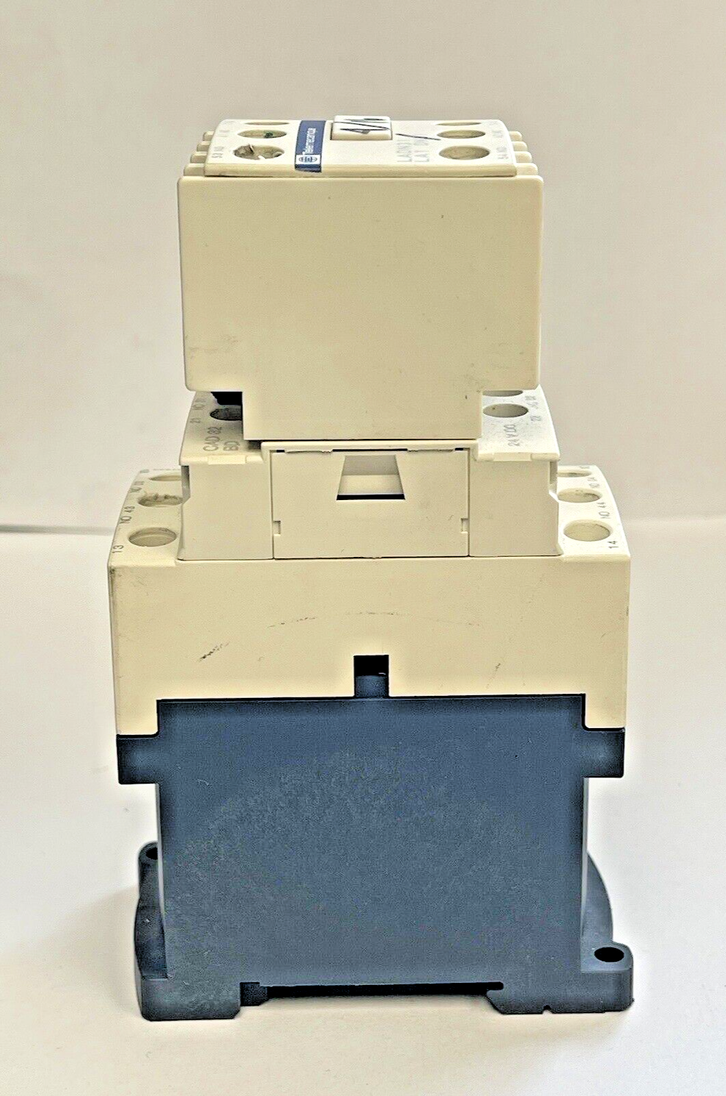 SCHNEIDER ELECTRIC - CAD32BD -24VDC CONTACTOR & LADN31LA1DN31 - CONTACT BLOCK