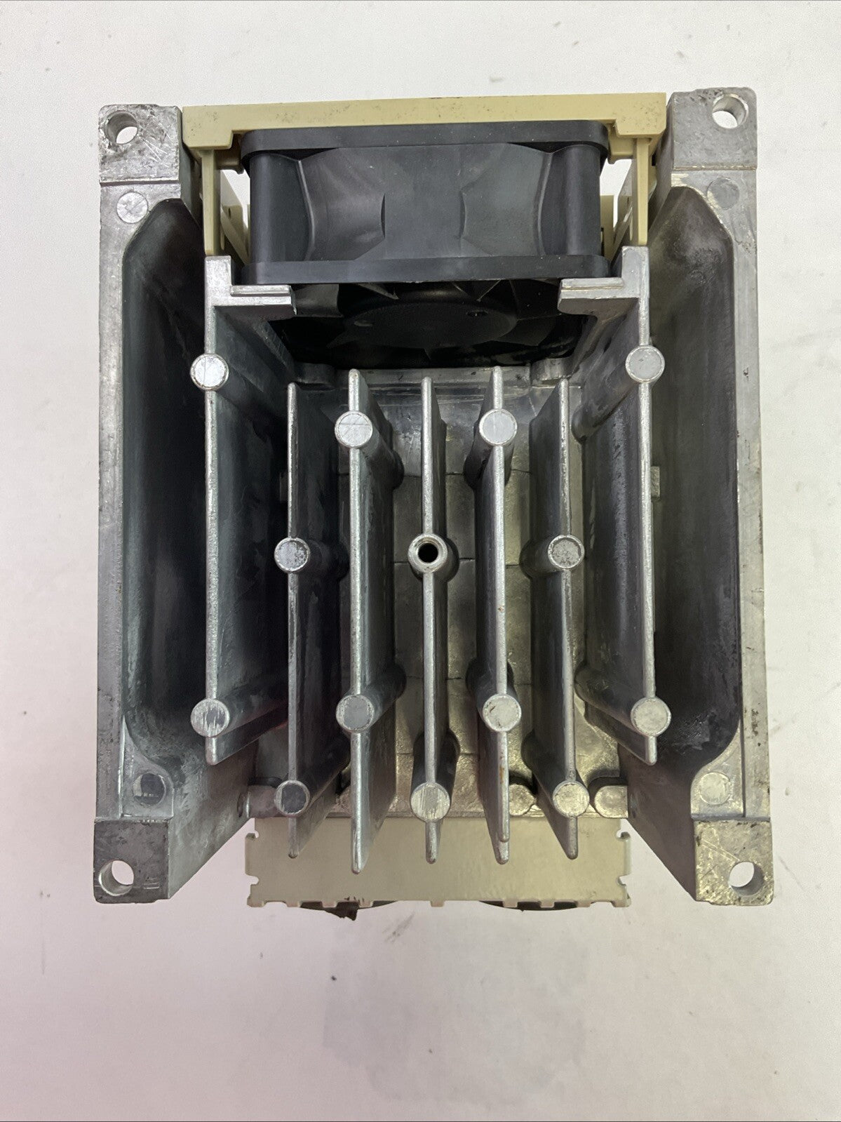 YASKAWA CIMR-VU4A0009FAA AC DRIVE OUTPUT 0-480VAC 3PH 8.8/7.2A INPUT 380-480VAC