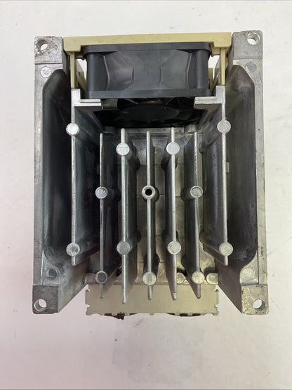 YASKAWA CIMR-VU4A0009FAA AC DRIVE OUTPUT 0-480VAC 3PH 8.8/7.2A INPUT 380-480VAC