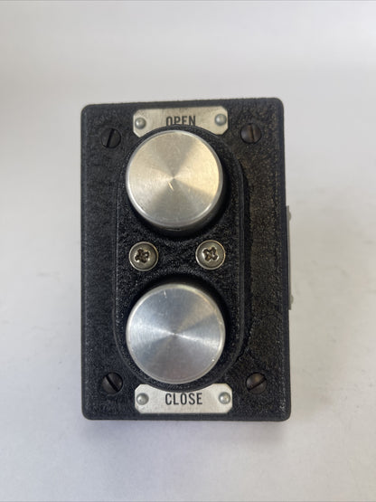 REES 3924 CONTROL PUSHBUTTON SWITCH OPEN CLOSE