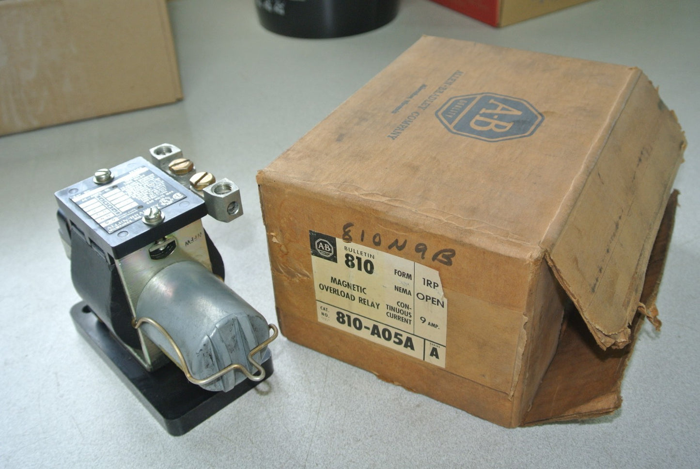 ALLEN-BRADLEY 810-A05A Ser. A MAGNETIC OVERLOAD RELAY 600V 9A AC/DC NEW SURPLUS