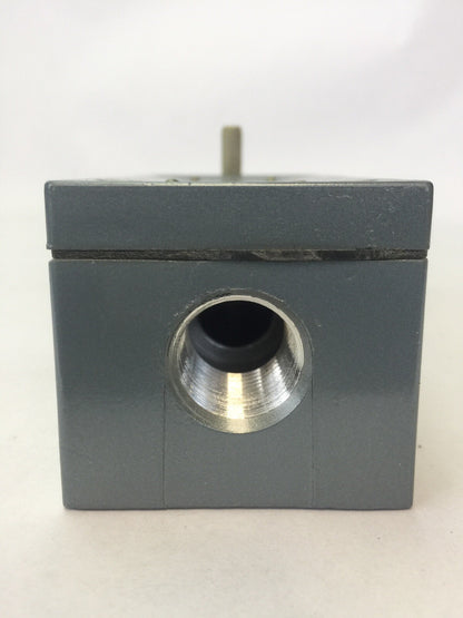 ALLEN BRADLEY 802X-A4W2 LIMIT SWITCH 600VAC 7200VA 720VA SERIES C NEMA TYPE 4