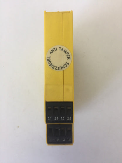 SICK UE 42-3DR3D2 SAFETY RELAY 24V AC/DC