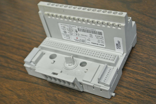 ALLEN-BRADLEY 1794-TB3 TERMINAL BASE / Ser. A, Rev. A02 / 120VAC / 10A