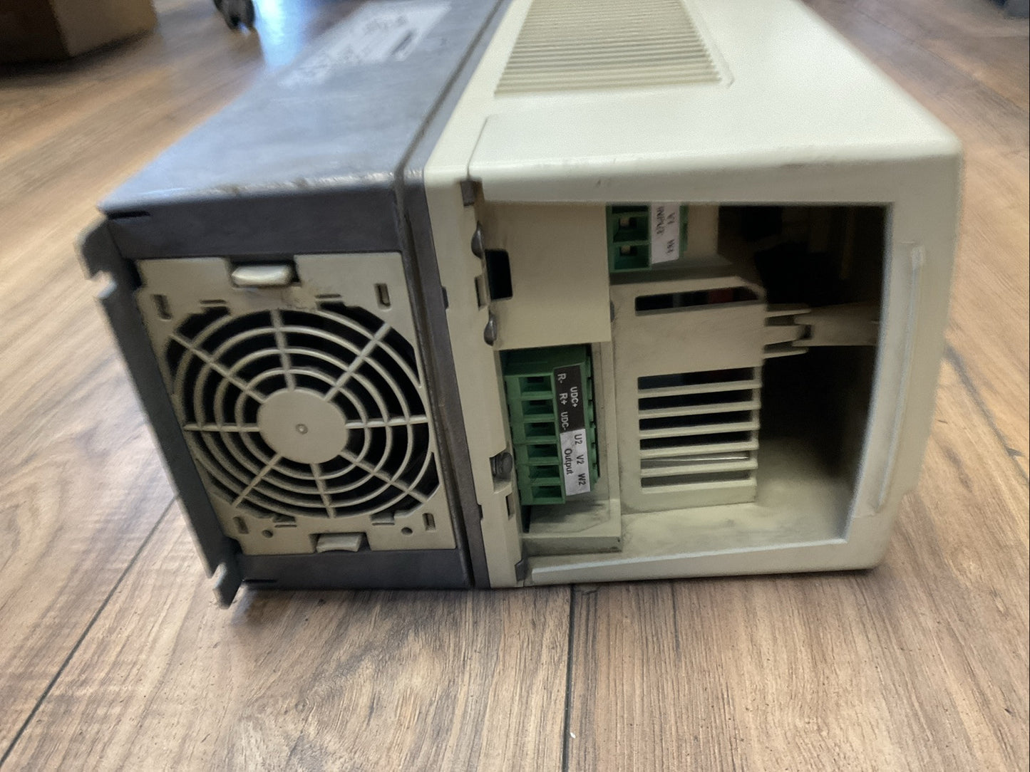 ABB ACS800-U1-0020-5+P901 AC DRIVE 20HP 15kW OUTPUT 3PH 0...300HZ 0...U1 VAC